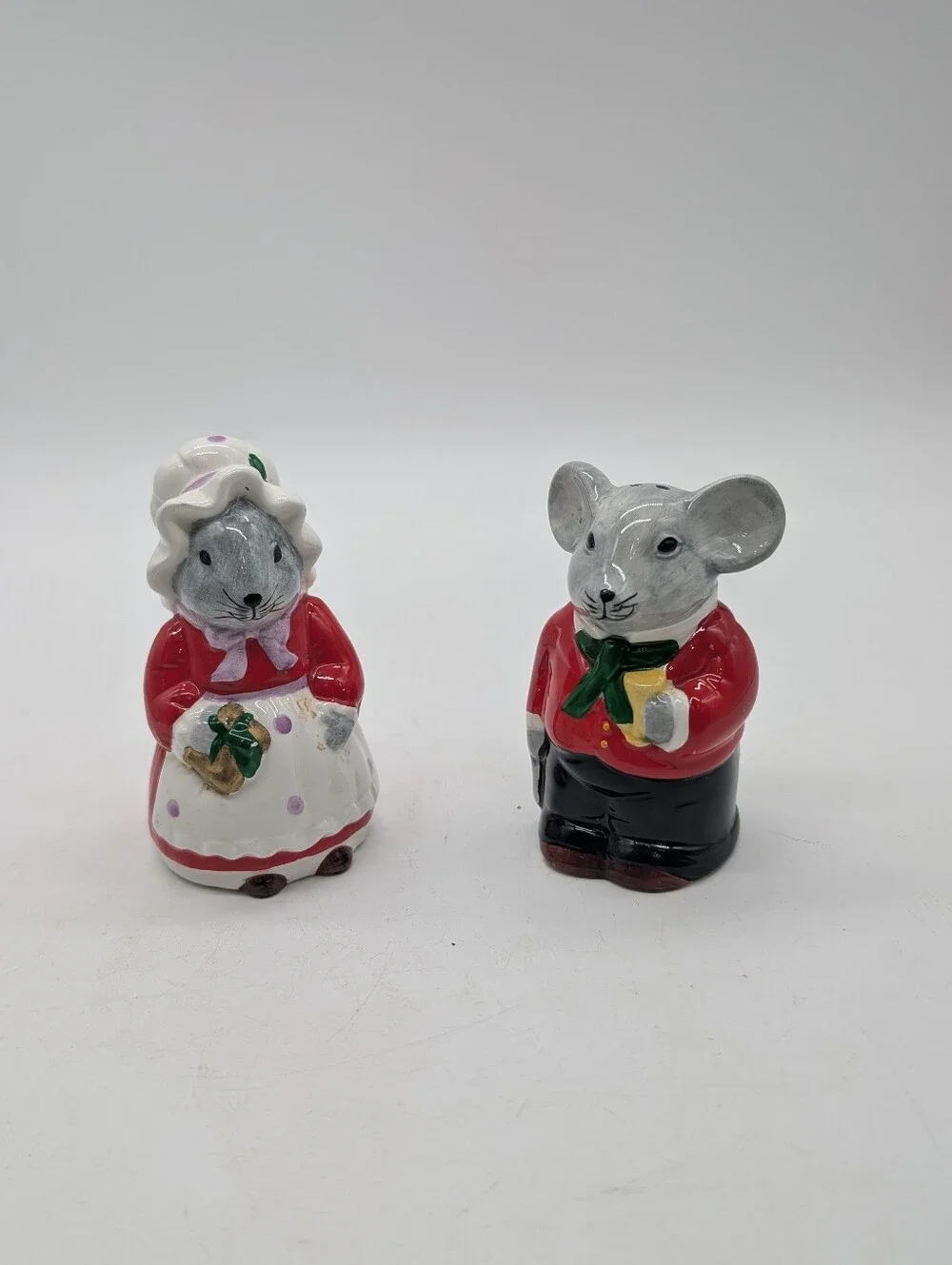 Vintage Holiday Mice Salt & Pepper Shakers Ceramic Christmas Mouse Couple Taiwan